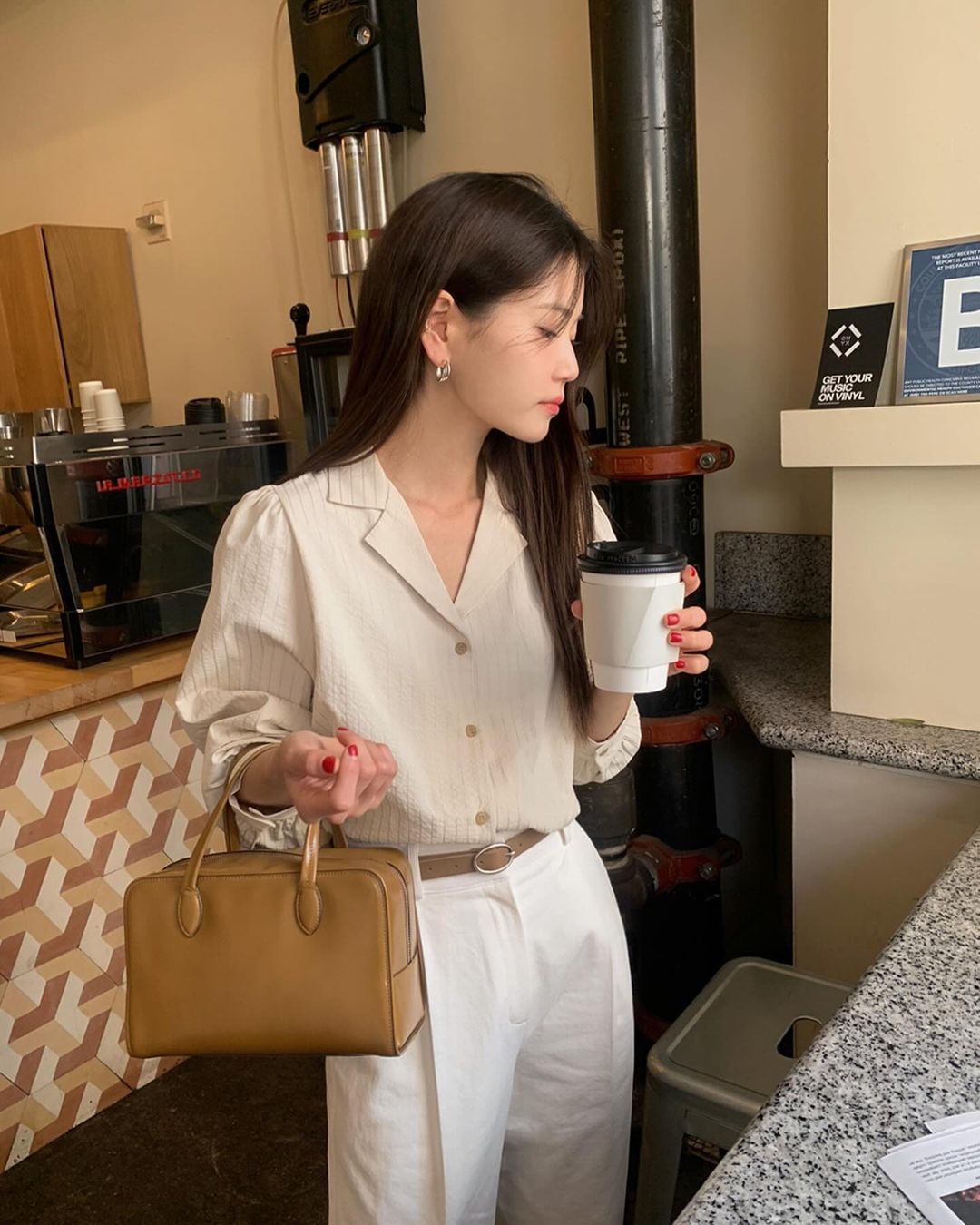 4 kiểu áo sơ mi giúp bạn trông thon thả, mảnh mai hơn-4