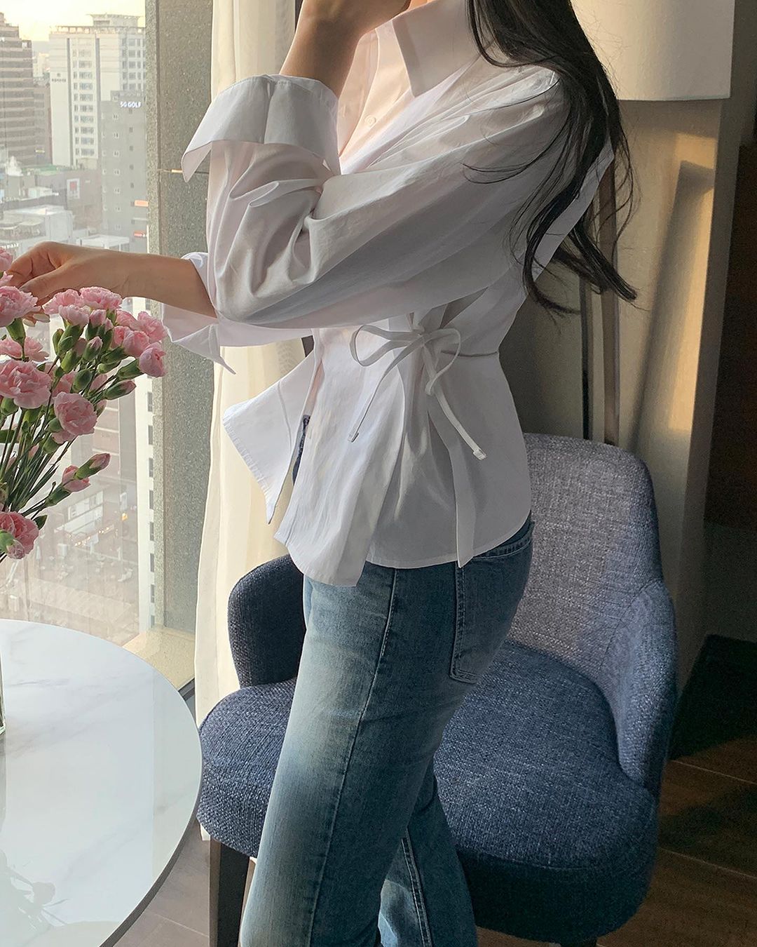 4 kiểu áo sơ mi giúp bạn trông thon thả, mảnh mai hơn-6