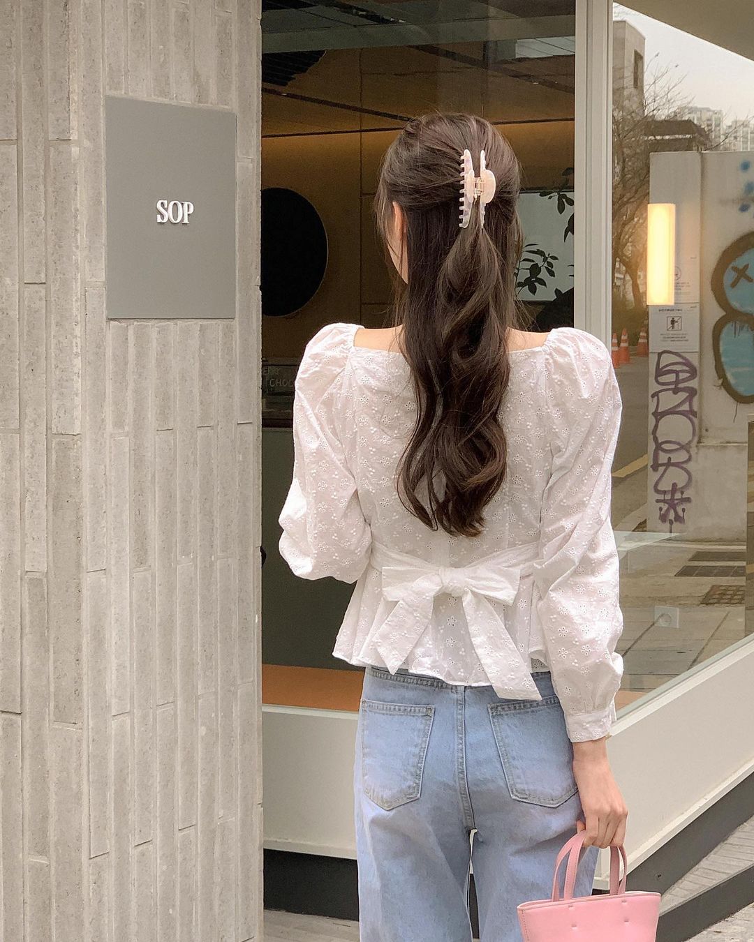 4 kiểu áo sơ mi giúp bạn trông thon thả, mảnh mai hơn-8