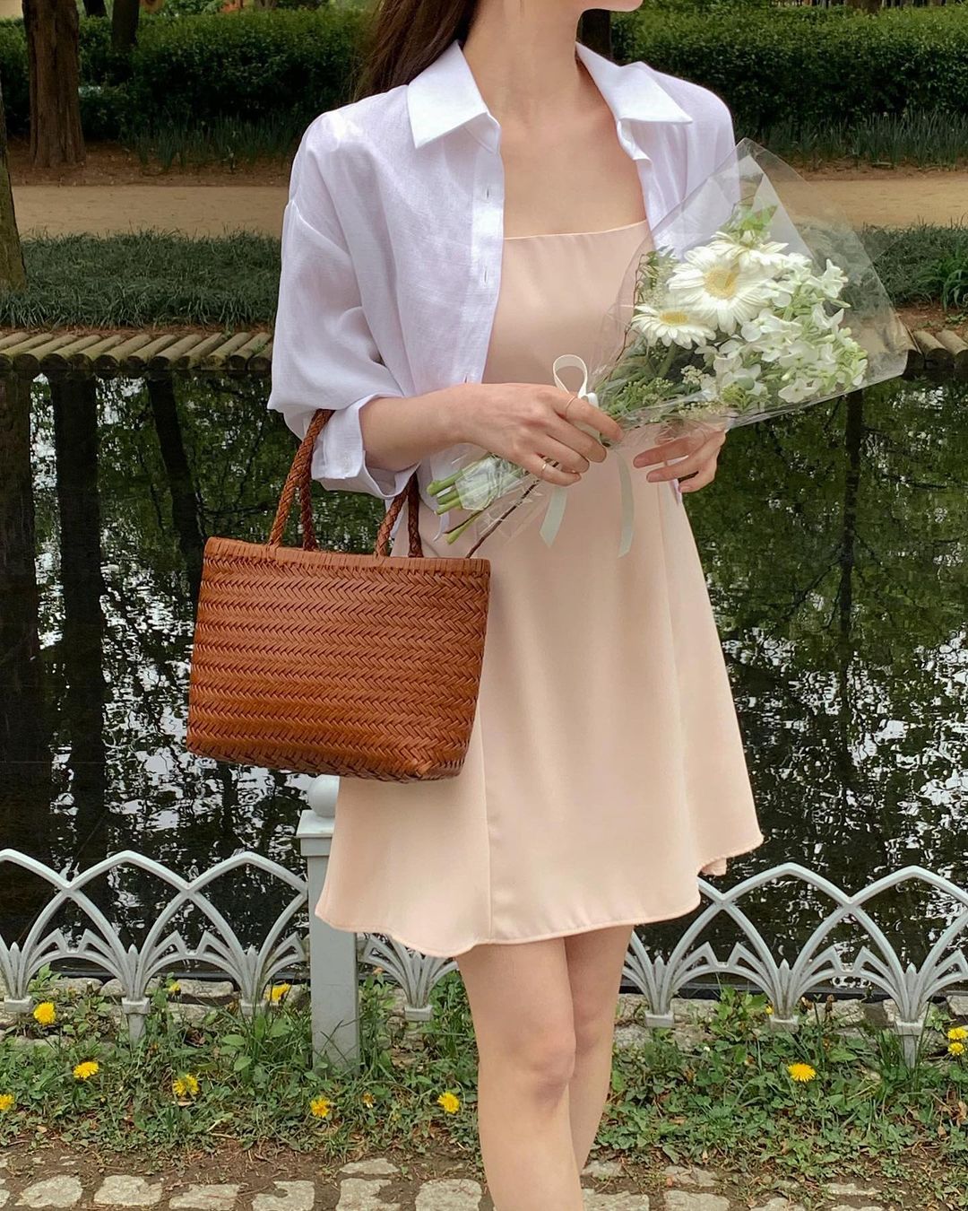 4 kiểu áo sơ mi giúp bạn trông thon thả, mảnh mai hơn-9