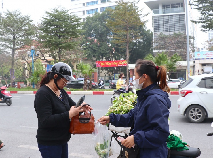 Hoa bưởi đầu mùa giá tới nửa triệu đồng/kg vẫn hút khách Hà Thành-7