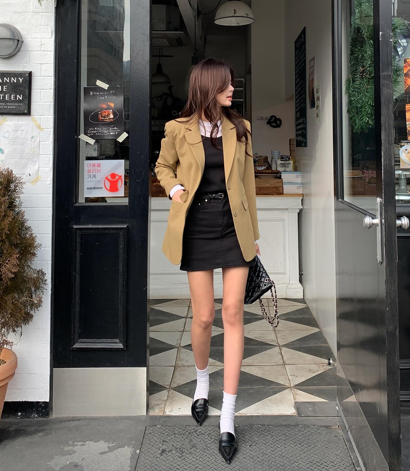 4 món thời trang màu đen không khiến bạn già hơn, trái lại còn hack tuổi hiệu quả-4