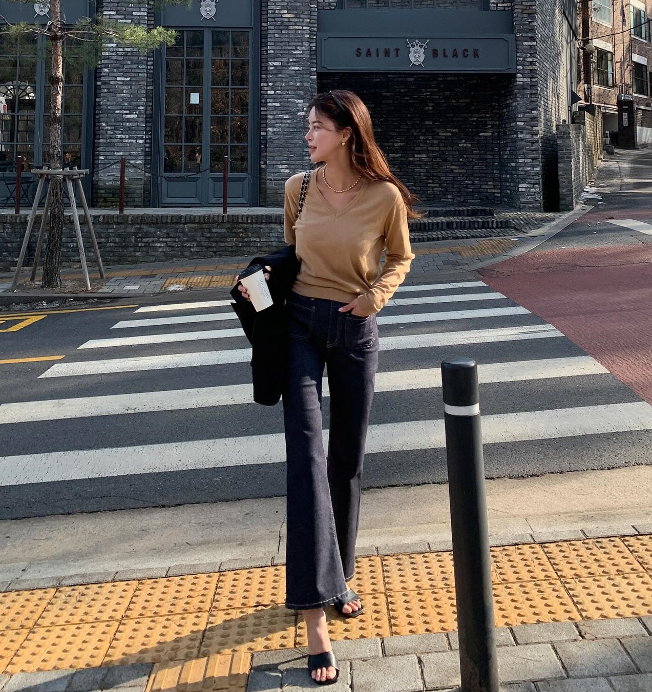 4 món thời trang màu đen không khiến bạn già hơn, trái lại còn hack tuổi hiệu quả-7