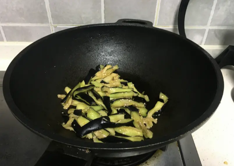 Đừng cho dầu trước, thêm 2 bước này khi nấu món cà tím xào thịt băm sẽ ngon hơn và không ngấm dầu, bị thâm-6