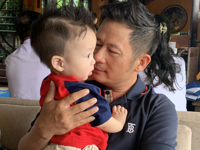 Bằng Kiều khoe video con trai thứ 4 đi học ngày đầu tại ngôi trường tư thục nổi tiếng, xem mà ngỡ ngàng: Bé ngoan ngoãn, tự giác quá!-1