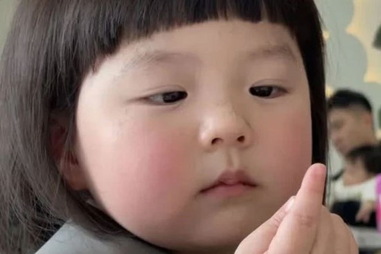 Từng khiến cư dân mạng thích mê với loạt biểu cảm cực dễ thương, cuộc sống của cô bé Sasa bây giờ ra sao?