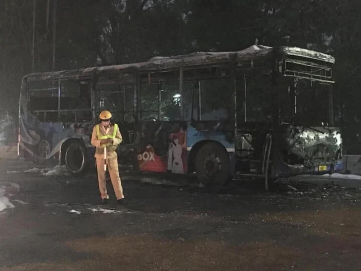 Xe buýt ở Hà Nội cháy ngùn ngụt lúc rạng sáng-2