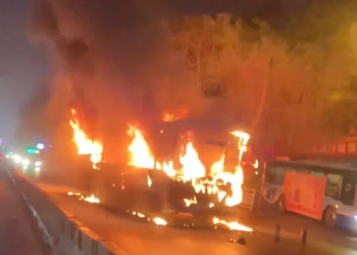 Xe buýt ở Hà Nội cháy ngùn ngụt lúc rạng sáng-1