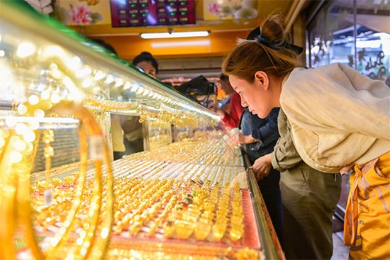 Giá vàng hôm nay 22/2/2024: Thế giới giảm, vàng SJC vẫn lừng khừng ở mức cao