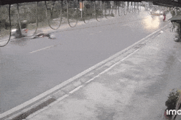 Bị xe tải ủi đi hàng chục mét trên đường, người đàn ông thoát nạn thần kỳ-1