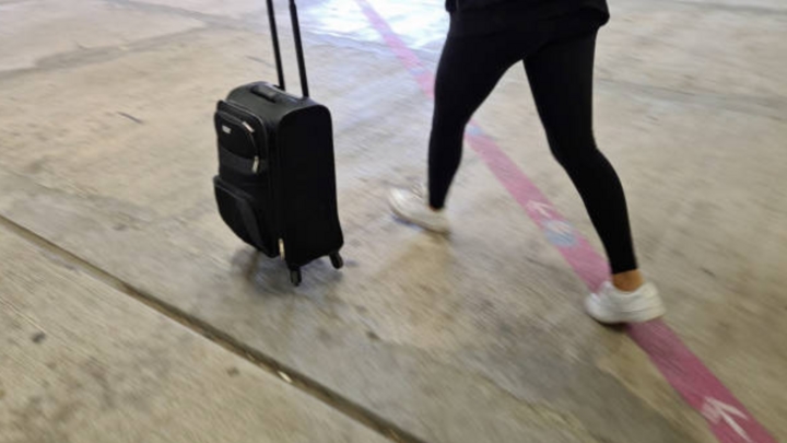 Vì sao không nên mặc quần legging lên máy bay?-1