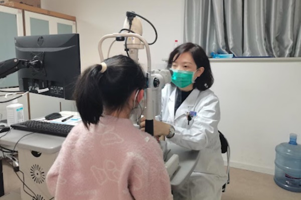 Nữ sinh 14 tuổi bỗng nhìn 1 thành 2, bị lác mắt vì mỗi ngày làm việc này hơn 10 tiếng-1