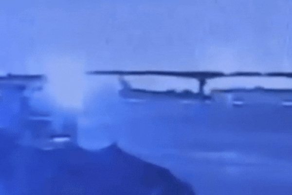 Clip: Khoảnh khắc sà lan đâm sập cầu khiến nhiều xe rơi xuống sông