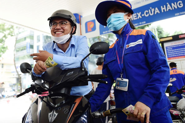 Giá xăng dầu đồng loạt giảm-1