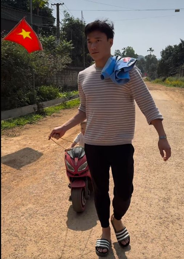 Vợ mẫu tây đi diễn xinh đẹp như thiên thần nhưng Bùi Tiến Dũng lại lo lắng, vào tận trang cá nhân để nhắc nhở-5