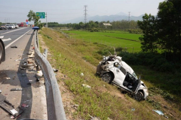 Hà Nội: Phanh gấp dưới đường trơn, xe khách xoay ngang trên đường Vành đai 3-3