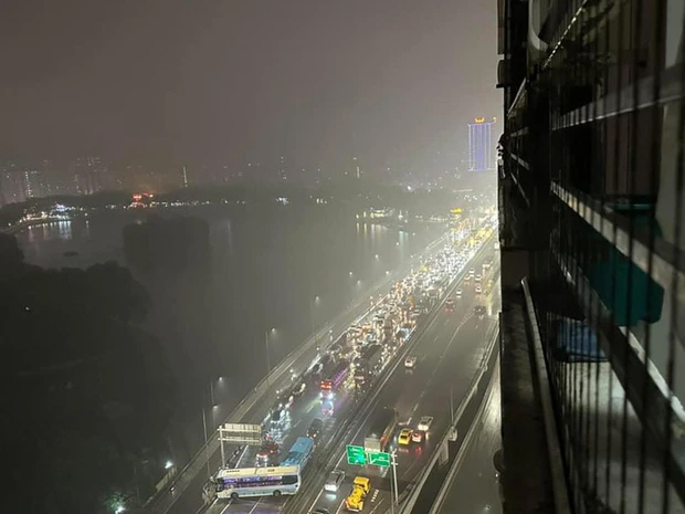 Hà Nội: Phanh gấp dưới đường trơn, xe khách xoay ngang trên đường Vành đai 3-2