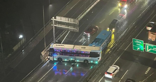 Hà Nội: Phanh gấp dưới đường trơn, xe khách xoay ngang trên đường Vành đai 3-1