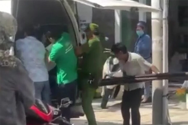 Nghi vợ ngoại tình, người đàn ông đổ xăng đốt tình địch-1