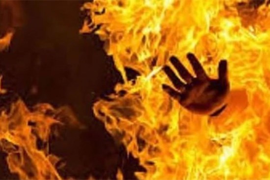 Nghi vợ ngoại tình, người đàn ông đổ xăng đốt tình địch