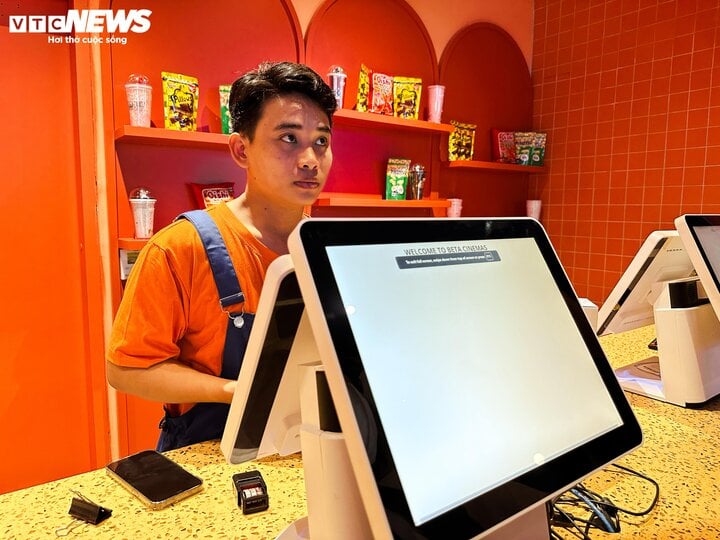 Khán giả TP.HCM thất vọng vì nửa đêm vẫn không mua được vé Đào, phở và piano-3