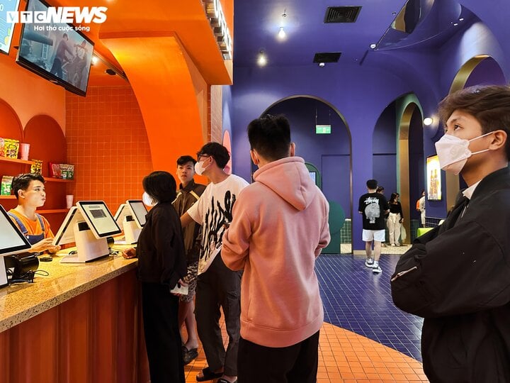 Khán giả TP.HCM thất vọng vì nửa đêm vẫn không mua được vé Đào, phở và piano-5