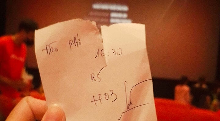 Khán giả TP.HCM thất vọng vì nửa đêm vẫn không mua được vé Đào, phở và piano-8