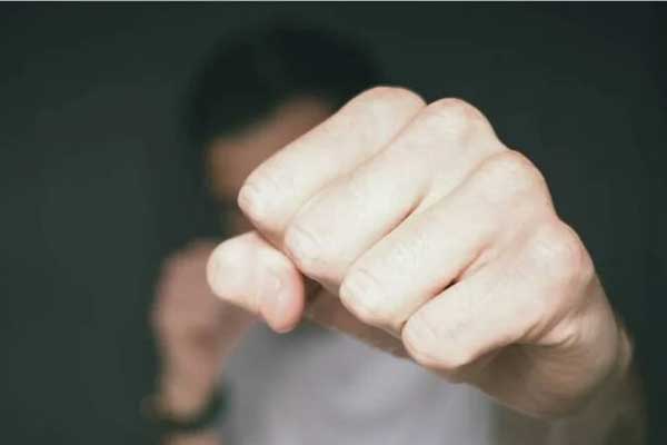 Con trai bất hiếu đánh mẹ già 74 tuổi chỉ vì đặt tủ giày sai chỗ-1