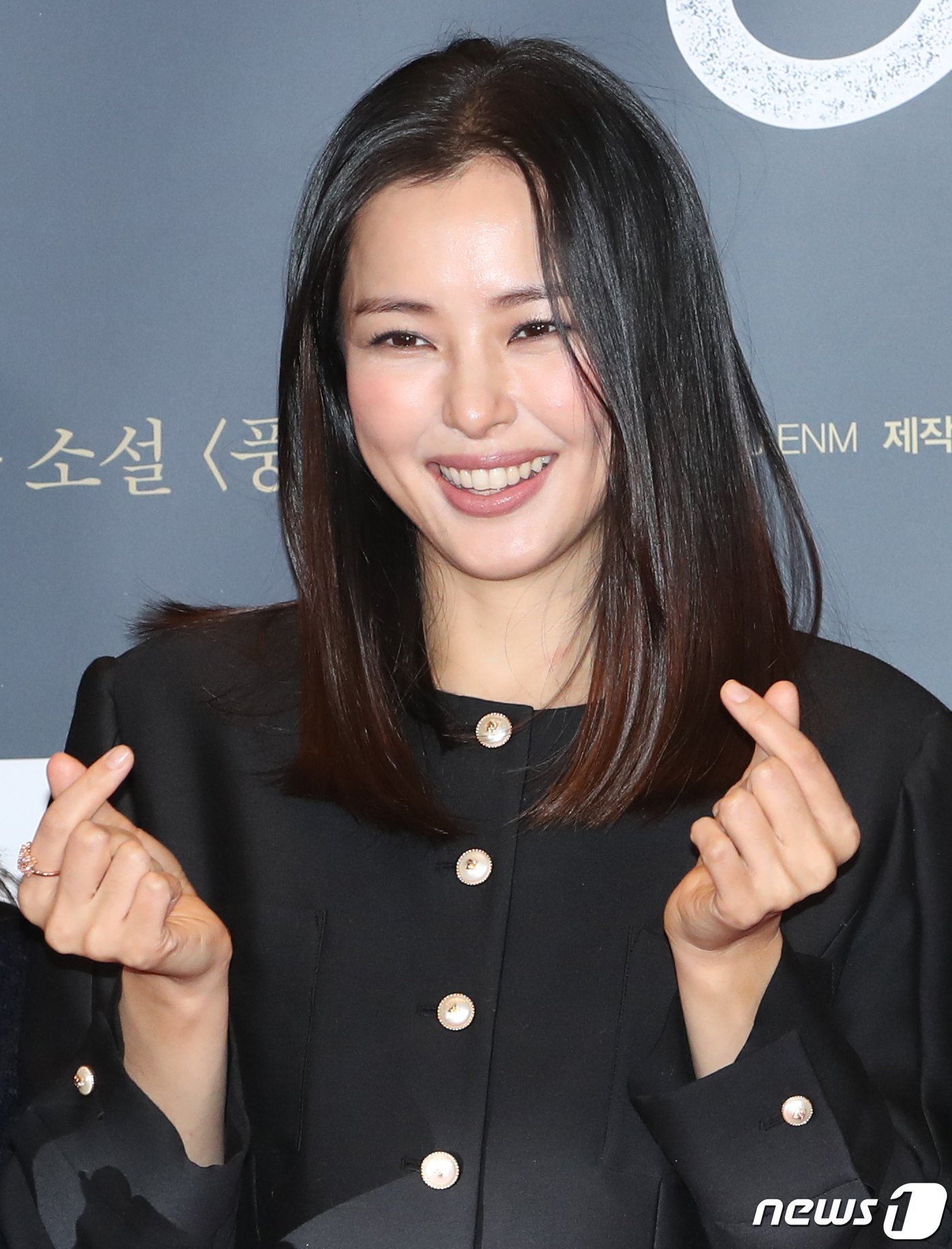 4 kiểu tóc ngang vai giúp phụ nữ trên 40 tuổi thăng hạng nhan sắc-7