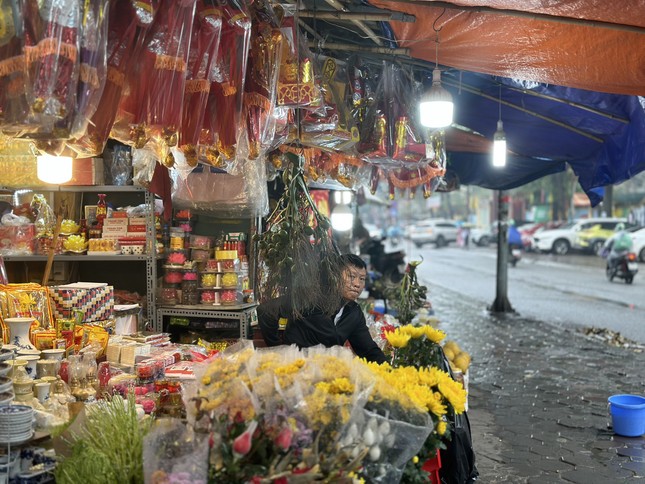 Hà Nội: Trời mưa không ngớt, thị trường rằm tháng Giêng đìu hiu-1
