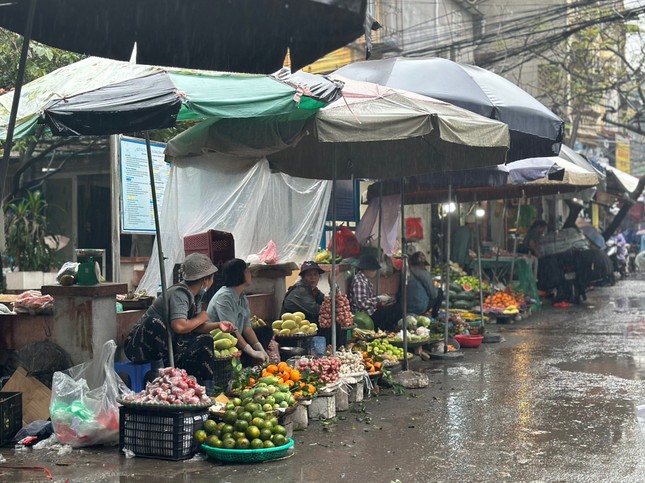 Hà Nội: Trời mưa không ngớt, thị trường rằm tháng Giêng đìu hiu-2