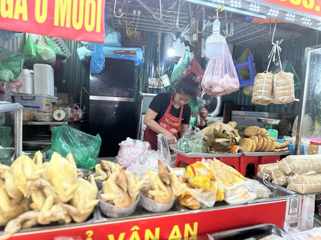 Hà Nội: Trời mưa không ngớt, thị trường rằm tháng Giêng đìu hiu-3
