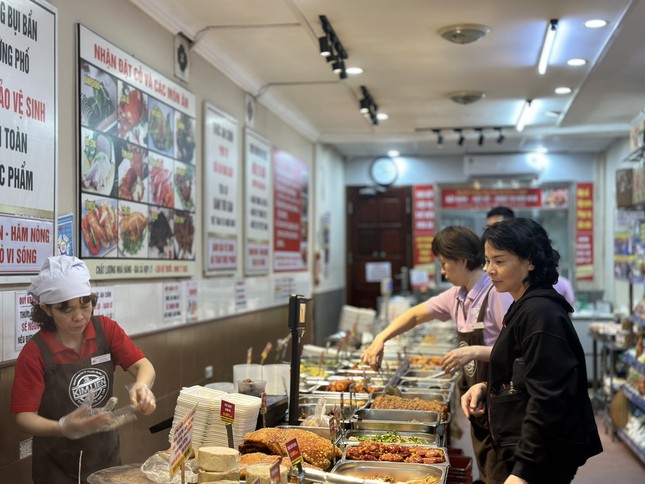 Hà Nội: Trời mưa không ngớt, thị trường rằm tháng Giêng đìu hiu-5