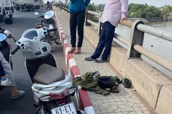 Cô gái bất ngờ dừng xe trên cầu rồi nhảy xuống sông Sài Gòn