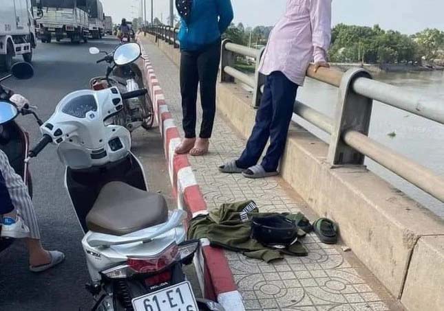 Cô gái bất ngờ dừng xe trên cầu rồi nhảy xuống sông Sài Gòn-1