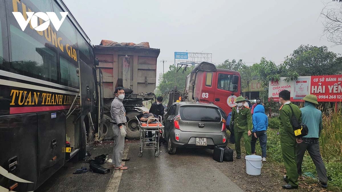 Tai nạn liên hoàn trên quốc lộ 1A, tài xế tử vong tại chỗ-1