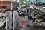 Clip: Dùng điện thoại khi lái xe, nữ tài xế tông cô gái tử vong-1