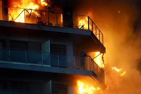 Cháy lớn nhấn chìm tòa nhà chung cư ở Tây Ban Nha, ít nhất 4 người tử vong-1