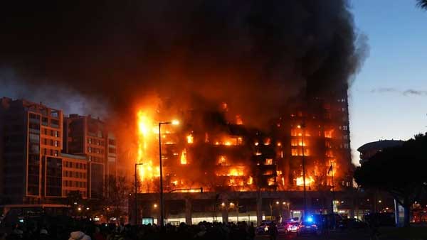 Cháy lớn nhấn chìm tòa nhà chung cư ở Tây Ban Nha, ít nhất 4 người tử vong-2