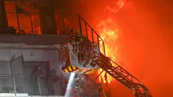 Cháy lớn nhấn chìm tòa nhà chung cư ở Tây Ban Nha, ít nhất 4 người tử vong-3