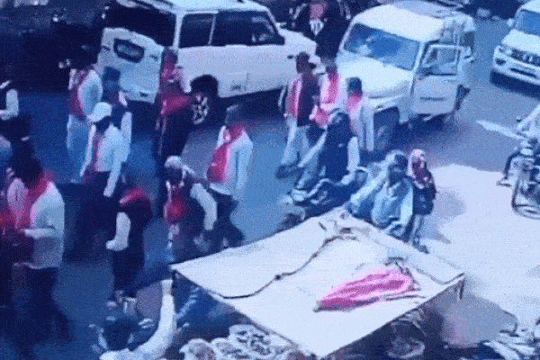 Ô tô trôi vào hàng hoa, suýt đâm 2 người phụ nữ: Hoảng hốt khi nhìn ghế lái-1