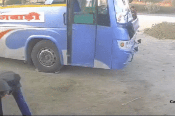 Clip: Lốp xe đang bơm hơi bất ngờ phát nổ khiến tài xế xe buýt tử vong