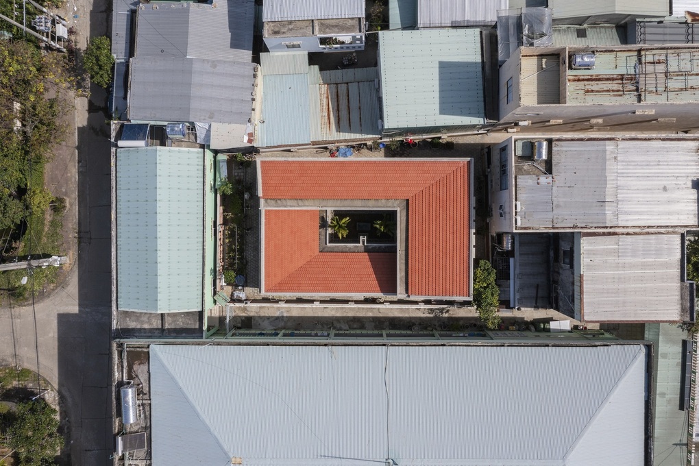 Căn nhà quê giữa phố độc đáo, có cả mảnh sân với cây cau, giếng nước-3