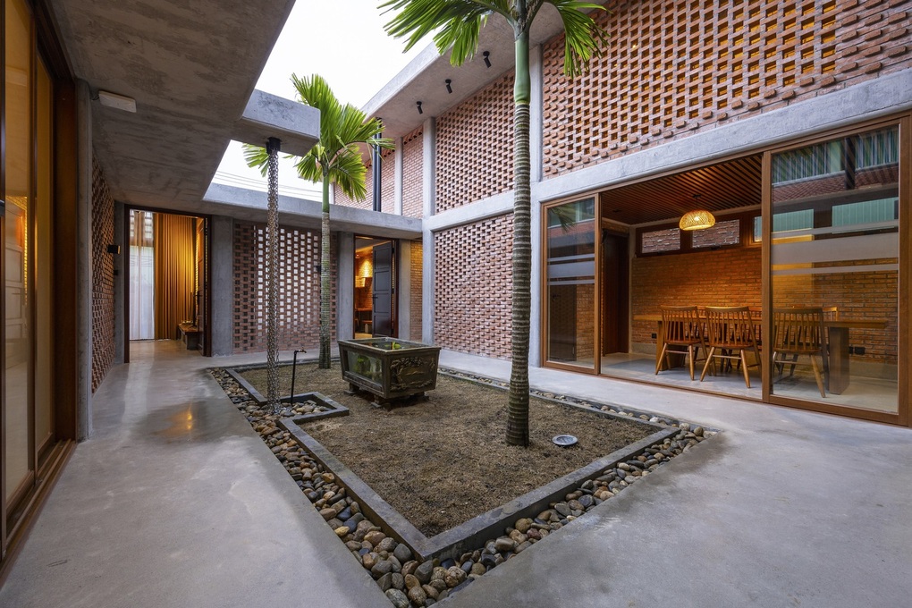 Căn nhà quê giữa phố độc đáo, có cả mảnh sân với cây cau, giếng nước-4