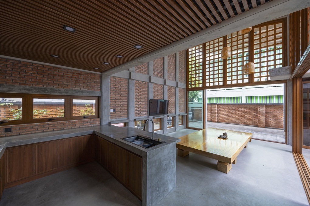 Căn nhà quê giữa phố độc đáo, có cả mảnh sân với cây cau, giếng nước-5