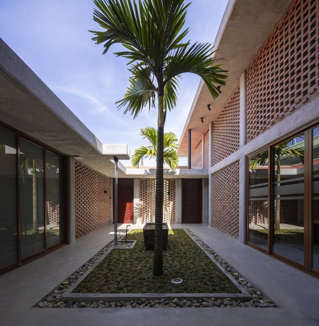 Căn nhà quê giữa phố độc đáo, có cả mảnh sân với cây cau, giếng nước-6