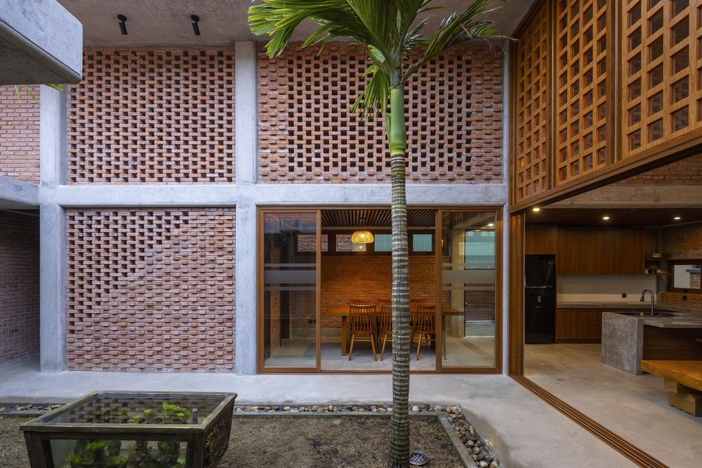 Căn nhà quê giữa phố độc đáo, có cả mảnh sân với cây cau, giếng nước-7