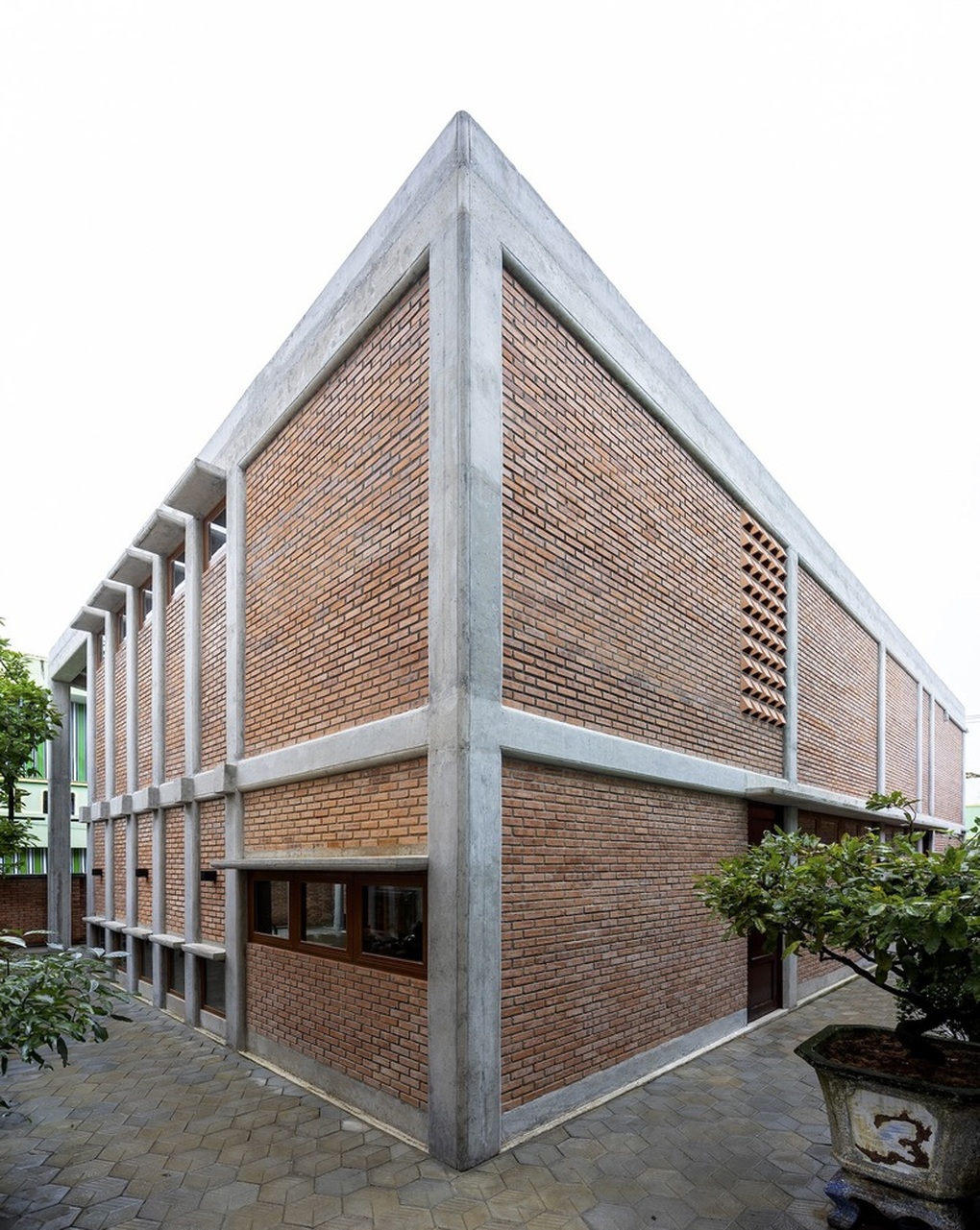 Căn nhà quê giữa phố độc đáo, có cả mảnh sân với cây cau, giếng nước-8