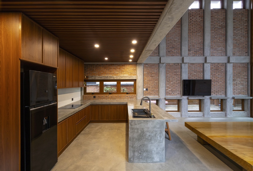 Căn nhà quê giữa phố độc đáo, có cả mảnh sân với cây cau, giếng nước-9