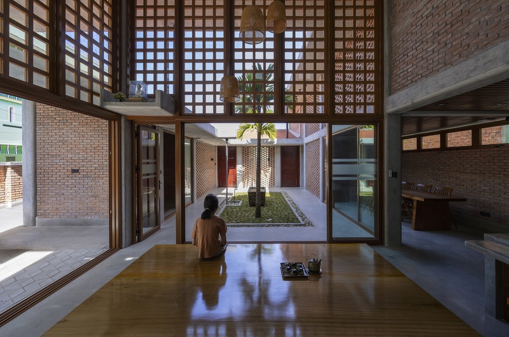 Căn nhà quê giữa phố độc đáo, có cả mảnh sân với cây cau, giếng nước-10